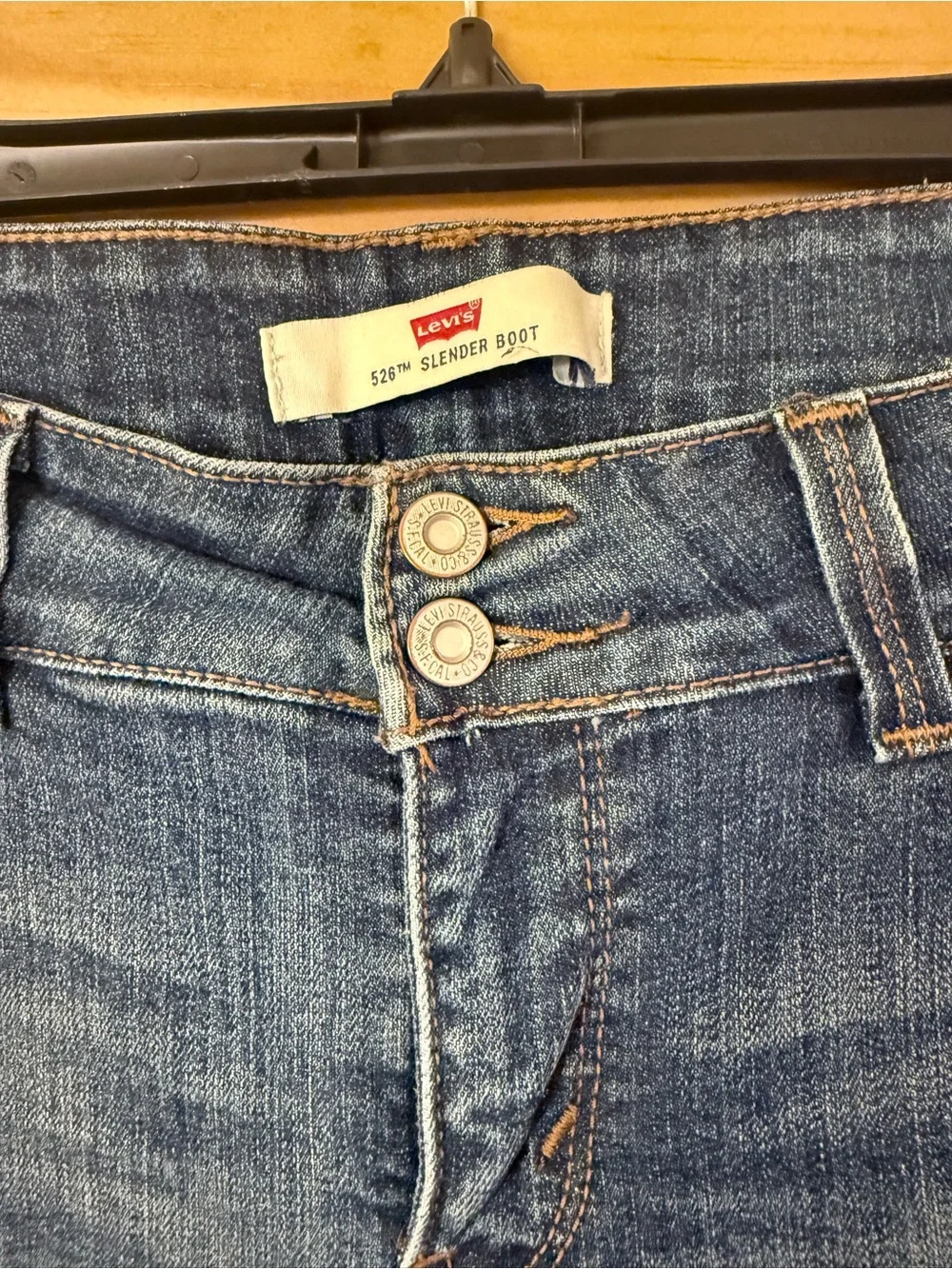 Levi’s 528 Bootcut Jeans Women’s Blue Denim Distressed Fade Stretch size 8 EUC